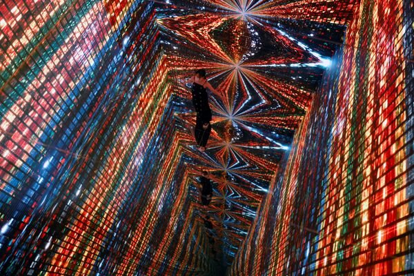 Арт-инсталляция «Машинные галлюцинации - Космос: Метавселенная» медиахудожника Рефика Анадола на Ярмарке цифрового искусства в Гонконге - Sputnik Казахстан