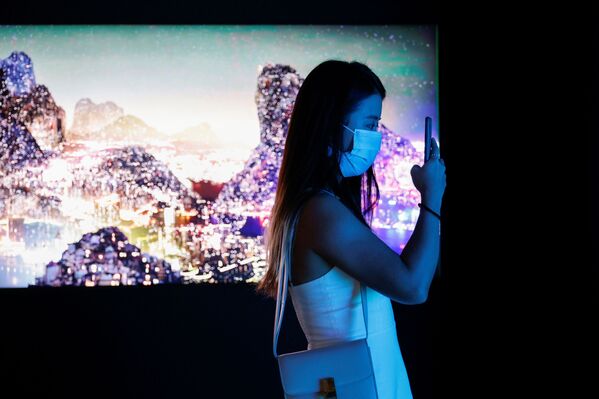 Видеоинсталляция Glows in the Night китайского современного художника Ян Юнлян на ярмарке цифрового искусства в Гонконге - Sputnik Қазақстан