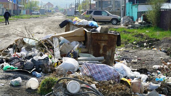 Стихийная свалка вокруг переполненных мусорных контейнеров  - Sputnik Казахстан