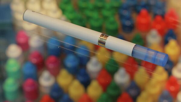 Электронная сигарета на витрине магазина, архивное фото - Sputnik Қазақстан