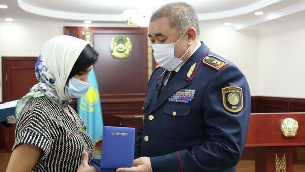 Глава МВД Ерлан Тургумбаев вручает награды семьям погибших полицейских - Sputnik Казахстан