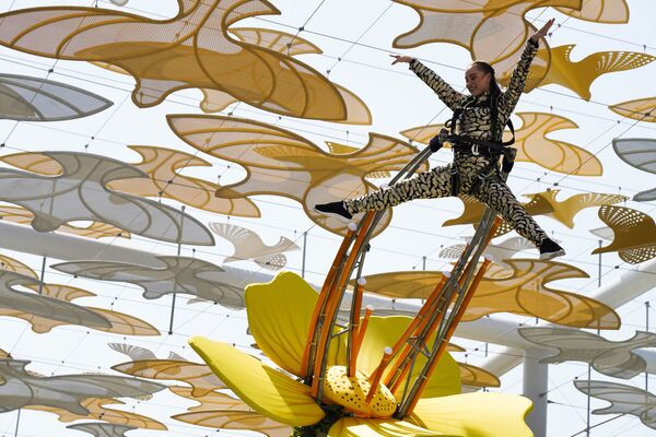 Выступление акробатов на Всемирной выставке Expo-2020 в Дубае, ОАЭ - Sputnik Қазақстан