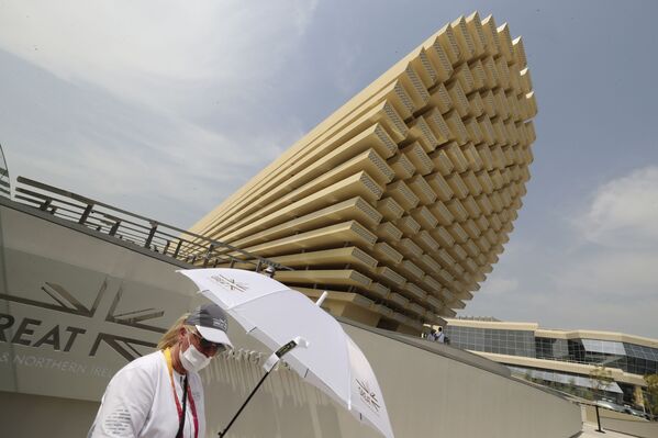 Сотрудник британского павильона приветствует посетителей на Всемирной выставке Expo-2020 в Дубае, ОАЭ - Sputnik Қазақстан