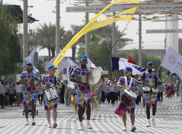 Шествие участников марша во время французского церемониального дня на Всемирной выставке Expo-2020 в Дубае, ОАЭ - Sputnik Қазақстан