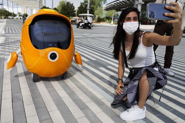 Девушка снимает селфи с роботом на Всемирной выставке Expo-2020 в Дубае, ОАЭ - Sputnik Казахстан