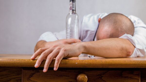 Мужчина уснул за столом после принятия спиртных напитков, иллюстративное фото - Sputnik Казахстан