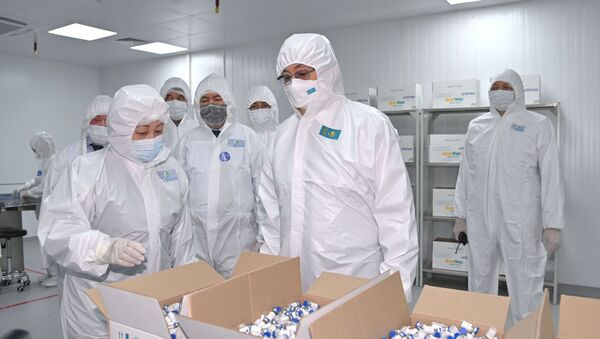 Токаев посетил биофармацевтический завод иммунобиологических препаратов Otarbiopharm - Sputnik Казахстан