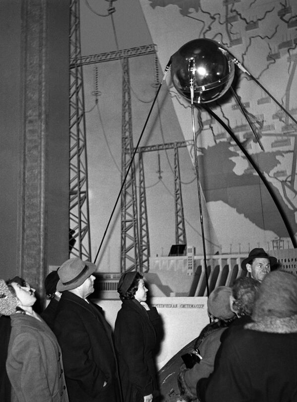 Посетители у копии первого искусственного спутника Земли, запущенного в СССР 4 октября 1957 года - Sputnik Казахстан