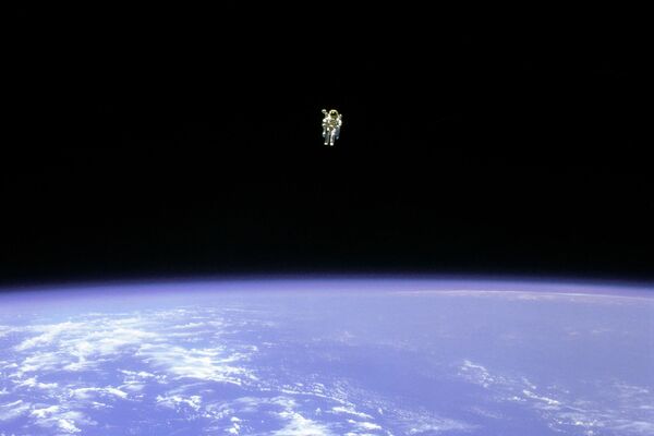 Астронавт Bruce McCandless во время свободного полета в космосе  - Sputnik Казахстан