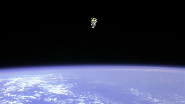 Астронавт Bruce McCandless во время свободного полета в космосе  - Sputnik Қазақстан