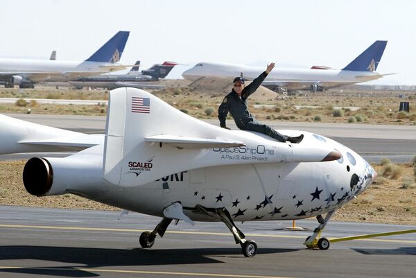 Ұшқыш Майк Мелвилл SpaceShipOne әуе көлігінің үстінде отырып қол бұлғауда.  - Sputnik Қазақстан