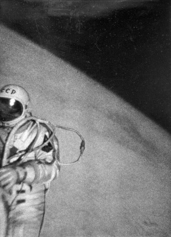Космонавт Алексей Леонов во время выхода в открытый космос - Sputnik Казахстан