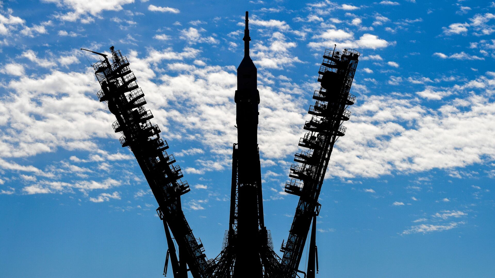 Вывоз ракеты-носителя с ТПК Союз МС-19 на стартовую площадку - Sputnik Қазақстан, 1920, 26.11.2021