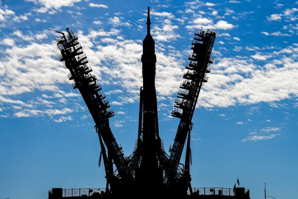 Вывоз ракеты-носителя с ТПК Союз МС-19 на стартовую площадку - Sputnik Казахстан