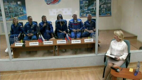 Киноэкипаж провел пресс-конференцию на Байконуре перед полетом в космос - Sputnik Қазақстан