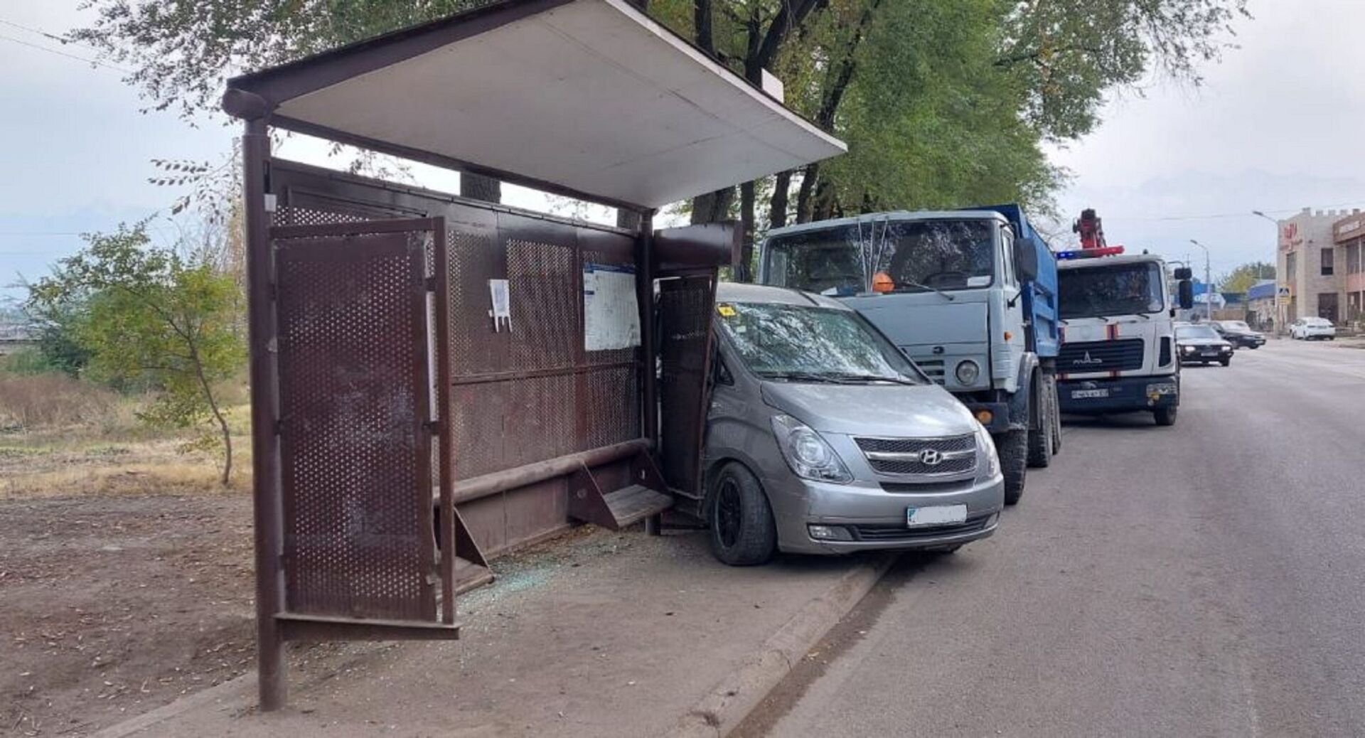 Водитель КамАЗа едва не смял автобусную остановку в Алматы - Sputnik Казахстан, 1920, 05.10.2021