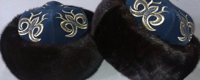 Бір топ еркек әйелді көпшіліктің алдында сиқырлайды