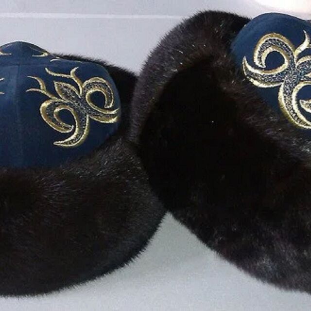 Жалаңаш әйелдің етегі астында