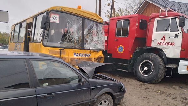 Пожарная автомашина, школьный автобус и иномарка столкнулись в Павлодаре - Sputnik Казахстан