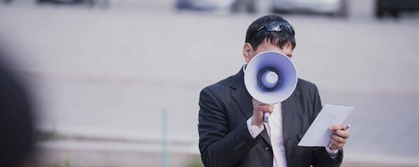 Мужчина с громкоговорителем, архивное фото - Sputnik Казахстан