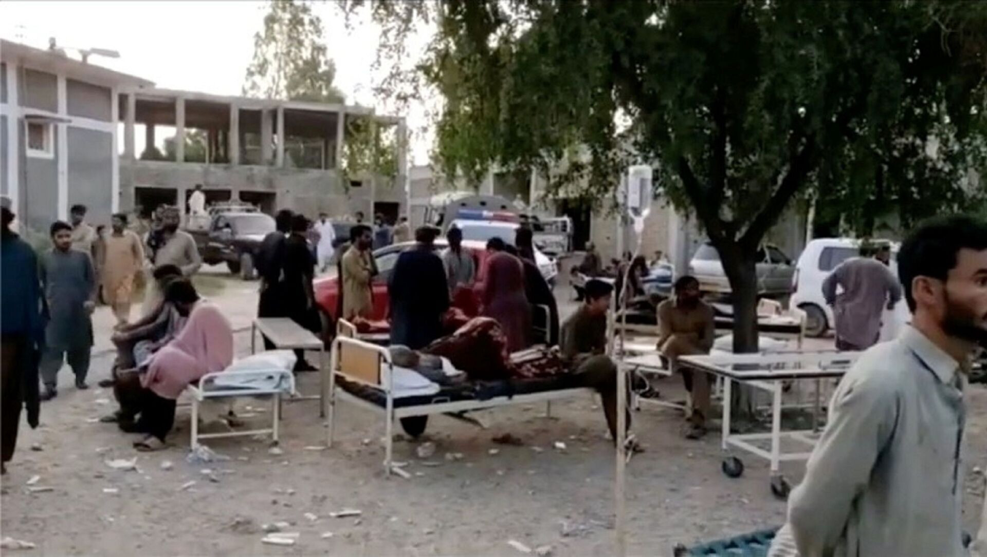 Люди собираются возле больницы после землетрясения в Харнае, Белуджистан, Пакистан - Sputnik Казахстан, 1920, 07.10.2021