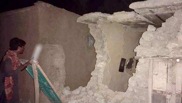 Местный житель осматривает свой разрушенный дом после сильного землетрясения в Харнае - Sputnik Казахстан