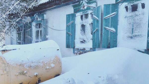 Заваленные октябрьским снегом дома в селе Каражар Восточно-Казахстанской области  - Sputnik Казахстан