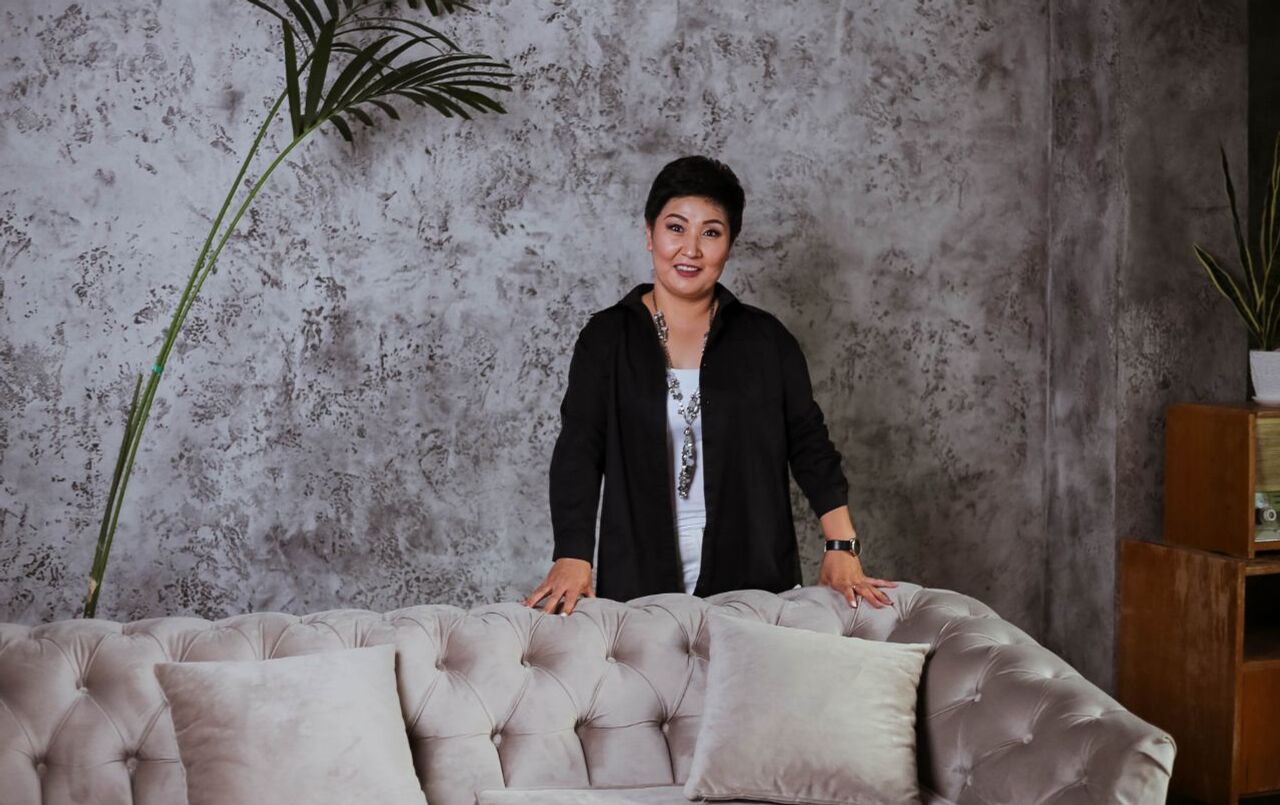 Екі адам әйелін оңаша сиқытып жатыр