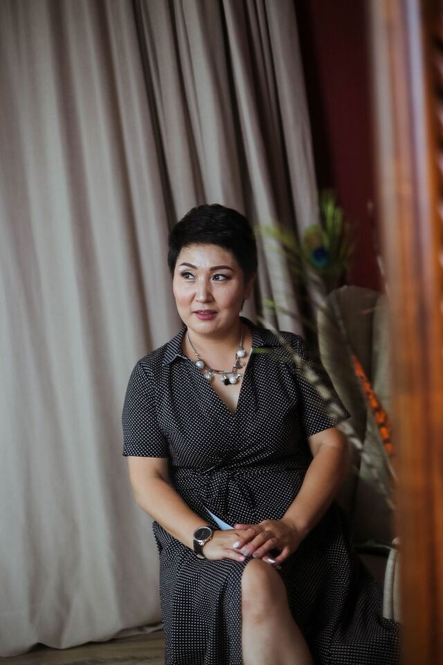 Семіз әйелді аузына алады