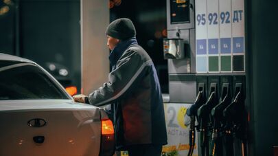 Сотрудник автозаправки на рабочем месте в вечернюю смену