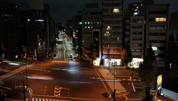 Перекресток после сильного землетрясения в столичном районе Токио, 7 октября 2021 года - Sputnik Казахстан