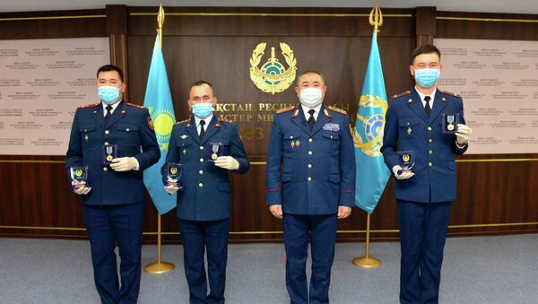 Глава МВД наградил полицейских, спасших беременную девушку от суицида - Sputnik Казахстан