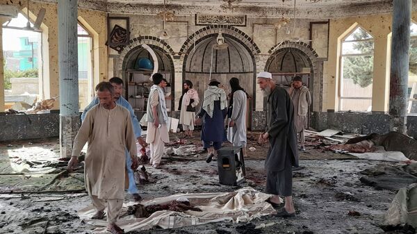 Люди в разрушенной взрывом мечети в провинции Кундуз  - Sputnik Қазақстан