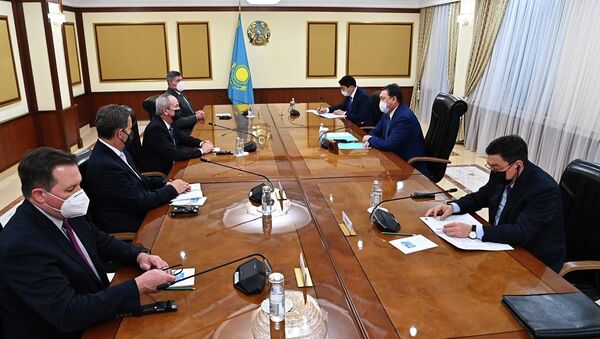 Премьер-министр Казахстана Аскар Мамин на встрече с вице-президентом по вопросам добычи компании Chevron Джеймсом Джонсоном - Sputnik Казахстан