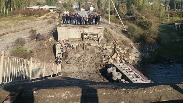 Мост с грузовиком обрушился в Кыргызстане - Sputnik Казахстан