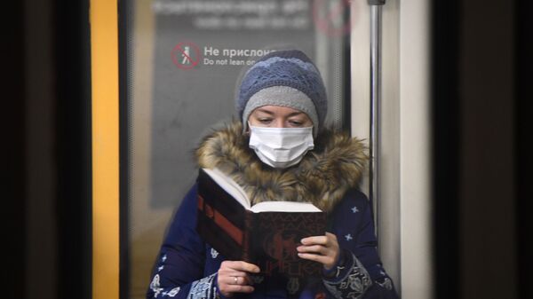 Женщина в защитной маске в вагоне поезда, архивное фото - Sputnik Қазақстан