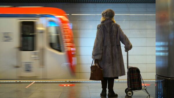 Женщина возле поезда, архивное фото - Sputnik Казахстан
