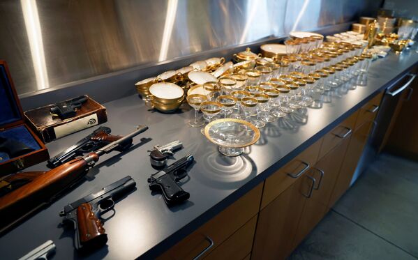 Оружие и посуда, принадлежавшие американскому гангстеру Аль Капоне и его сыну Сонни, выставлены перед аукционом в США - Sputnik Казахстан