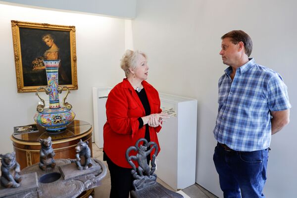 Дайан Капоне, внучка американского гангстера Аль Капоне, разговаривает с основателем Witherell's Gallery - Sputnik Казахстан