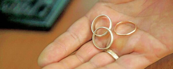 Кольца молодеженов в руке - Sputnik Қазақстан