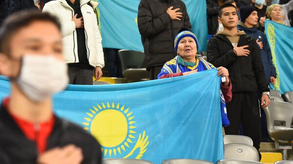 Казахстанские болельщики на футбольном мачте - Sputnik Қазақстан