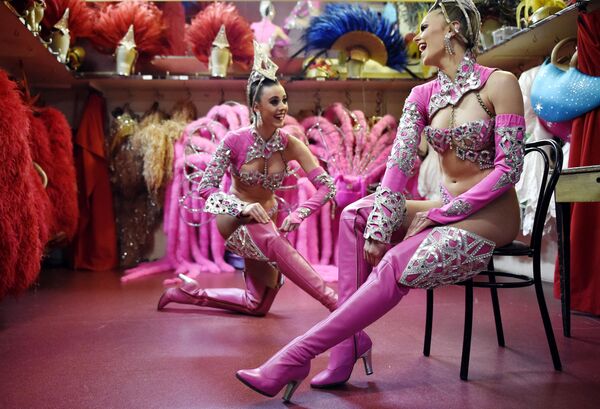 Танцовщицы во время приготовления к шоу в кабаре Мулен Руж в Париже  - Sputnik Қазақстан
