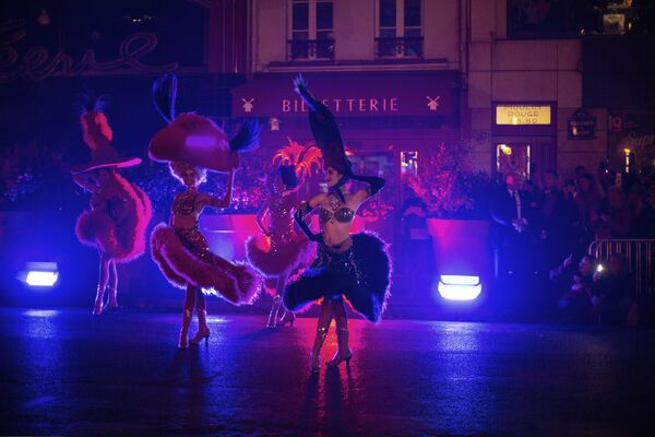 Танцовщицы кабаре Мулен Руж во время выступления в Париже  - Sputnik Казахстан