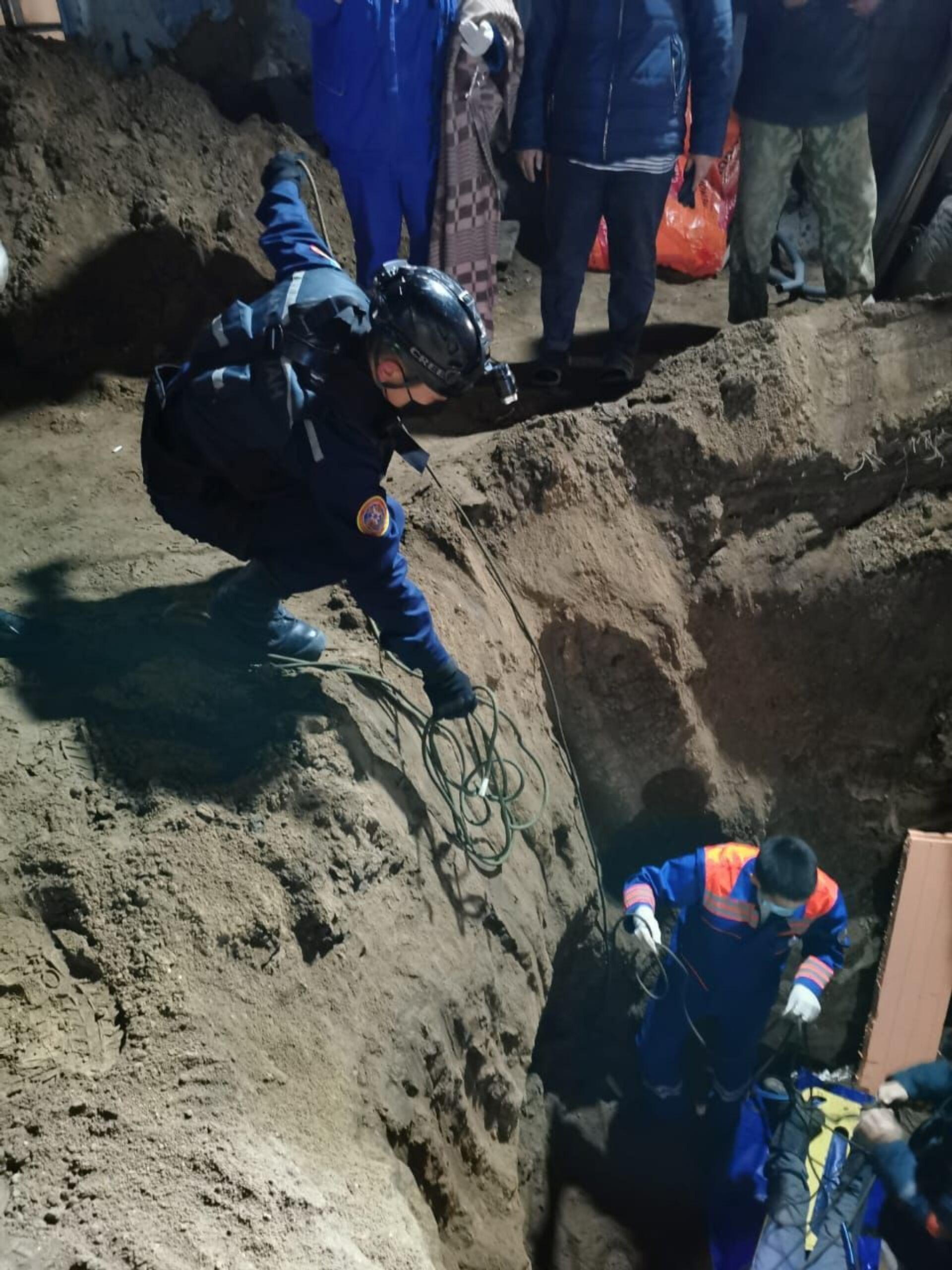 Упавшего в яму ребенка в Павлодаре доставали с помощью альпинистского снаряжения - Sputnik Казахстан, 1920, 14.10.2021