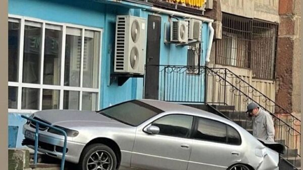 Автомобиль вылетел на крыльцо магазина - Sputnik Қазақстан