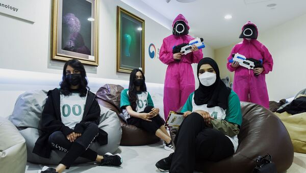 Участники «Игры в кальмара» в Корейском культурном центре в Абу-Даби, ОАЭ - Sputnik Қазақстан