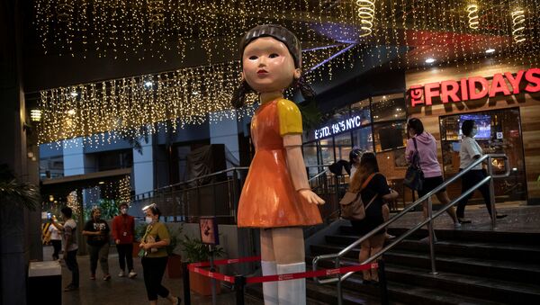Кукла высотой 3 метра из сериала Netflix Игра в кальмара ​​возле торгового центра в Кесон-Сити, Филиппины - Sputnik Казахстан