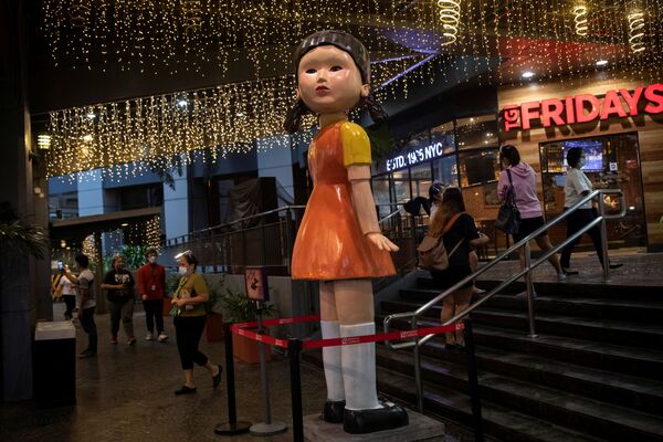 Кукла высотой 3 метра из сериала Netflix Игра в кальмара ​​возле торгового центра в Кесон-Сити, Филиппины - Sputnik Қазақстан