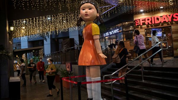 Кукла высотой 3 метра из сериала Netflix Игра в кальмара ​​возле торгового центра в Кесон-Сити, Филиппины - Sputnik Казахстан