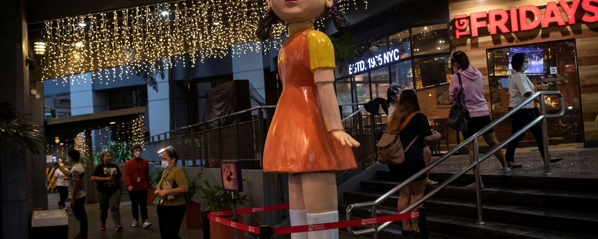 Кукла высотой 3 метра из сериала Netflix Игра в кальмара ​​возле торгового центра в Кесон-Сити, Филиппины - Sputnik Казахстан, 1920, 02.11.2021